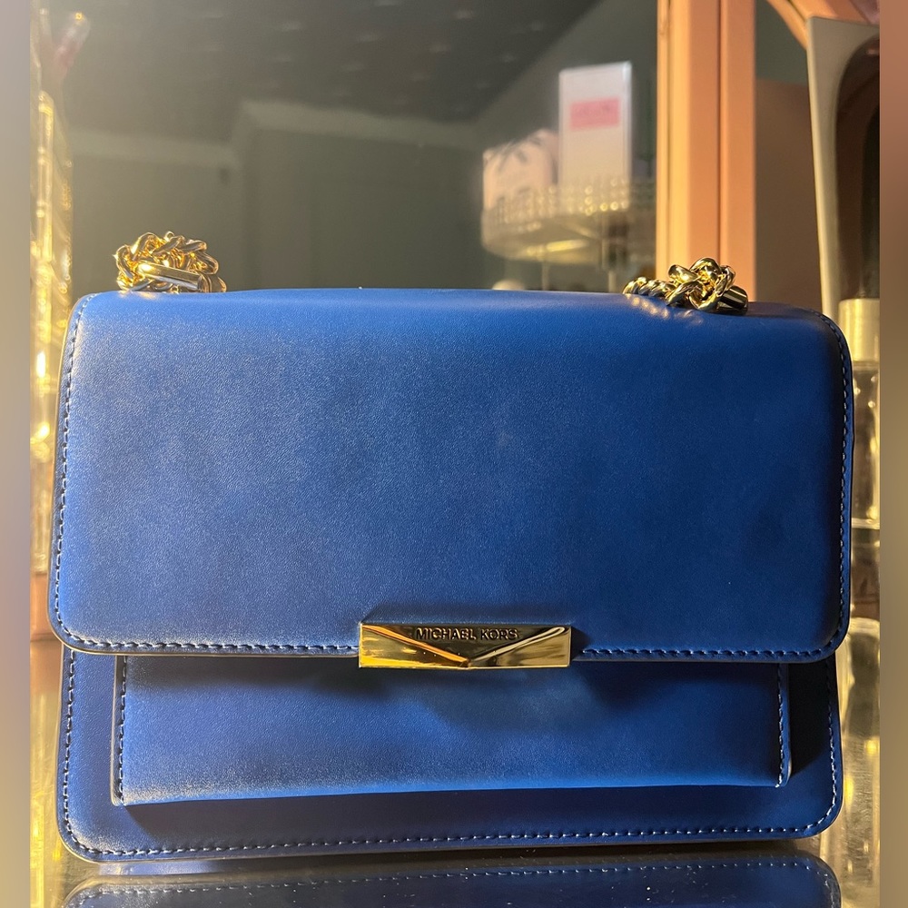 I am selling my Mk bag color read good as new with dush bag.